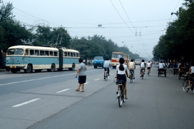 老照片:80年代的交通工具,你见过吗?