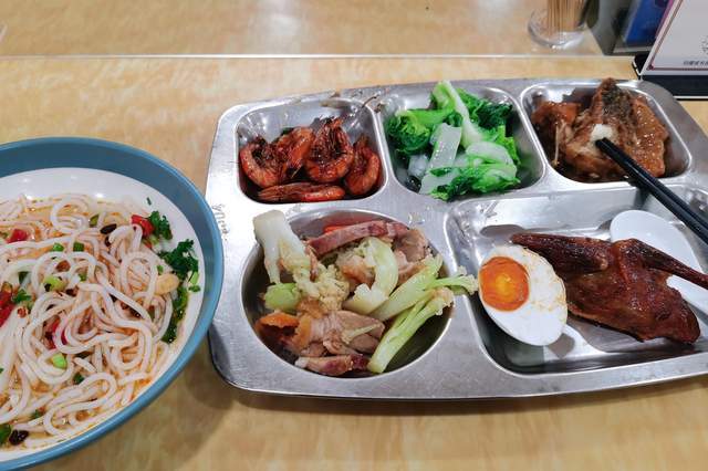 复工后的食堂饭菜,有人全素,有人海鲜吃到撑,最后一个