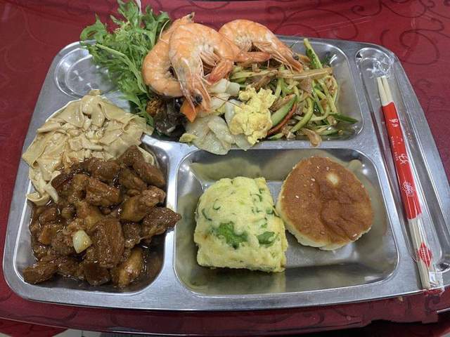 复工后的食堂饭菜有人全素有人海鲜吃到撑最后一个让人心疼