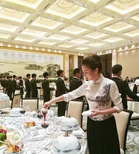 陪领导参加饭局:落座,点菜,倒酒,敬酒…这些知识点要