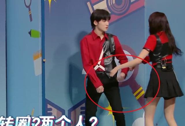 关晓彤和宋亚轩跳热舞,女方下意识的举动,是对鹿晗最