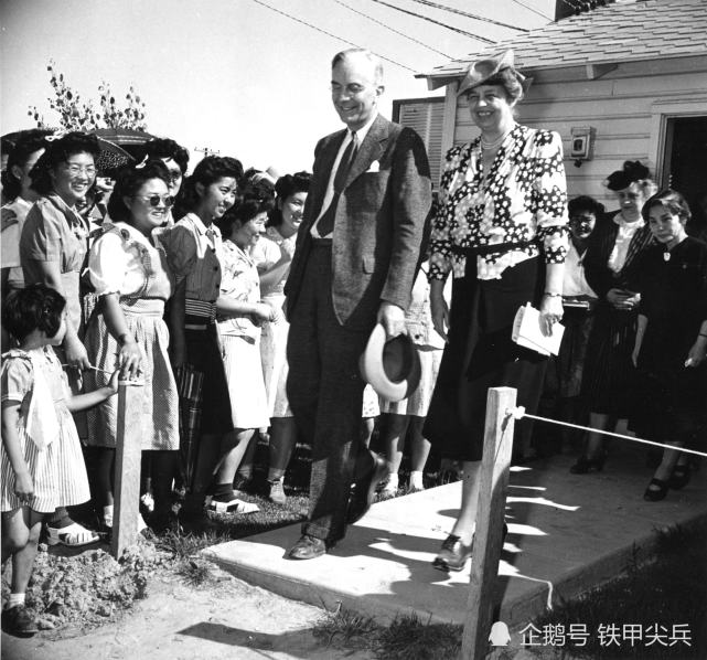 在亚利桑那州里弗斯巡视拘留营的第一夫人埃莉诺-罗斯福和战争搬迁