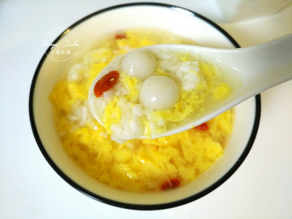 食材:米酒半碗 鸡蛋2个 小汤圆半碗 枸杞(适量)