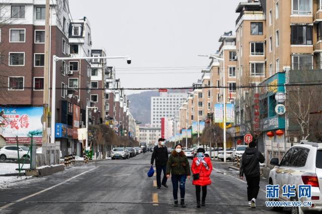 2月21日,市民行走在吉林省通化市东昌区街道上.新华社记者 许畅 摄