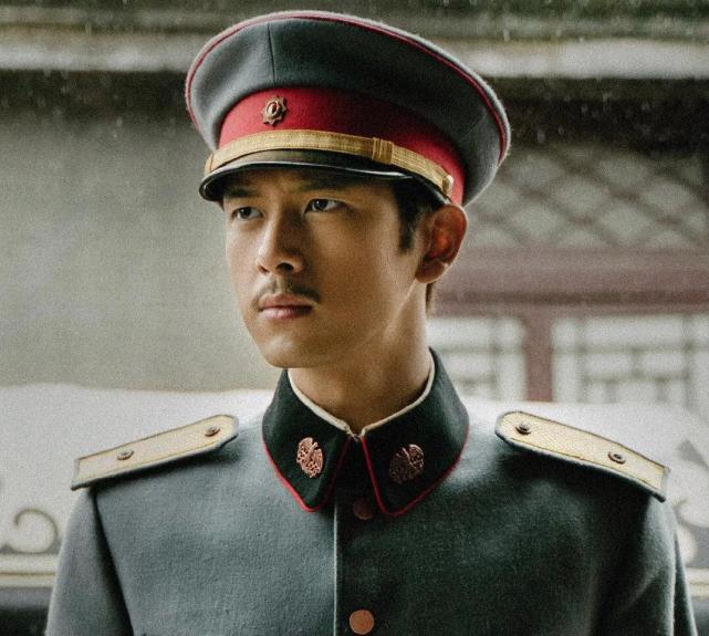 李现演技不错,之前饰演过的警察形象也十分帅气精神,这次侧重于演技和