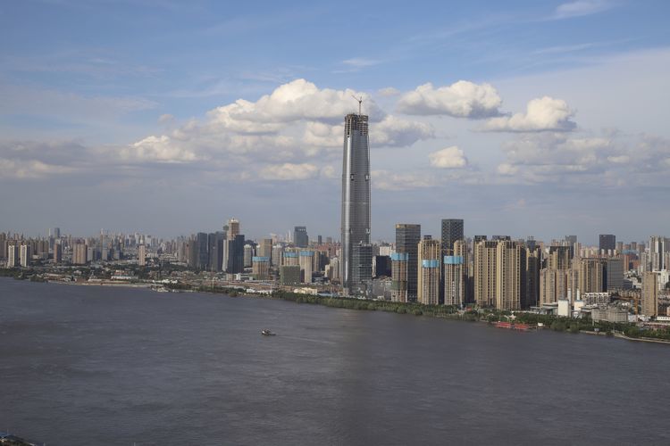 绿地中心位于武昌商务区,与汉口百年外滩隔江相望,是中部特大城市武汉