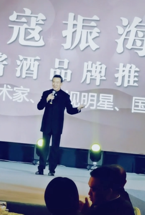 寇振海岳跃利汤镇宗喝酒,美女演员相陪亲密喊哥哥,桌上酒菜奢华