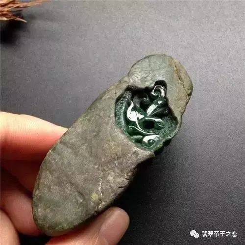 这块不起眼的翡翠原石注入了雕刻师的想法后形成最美丽的风景!