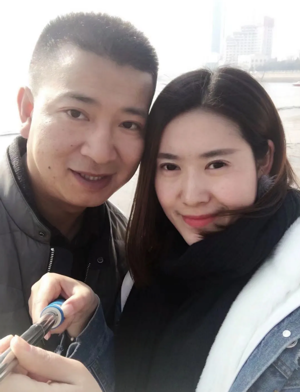 他和妻子聚少离多,陈红军曾经向妻子保证,将来退役之后他们一起带孩子