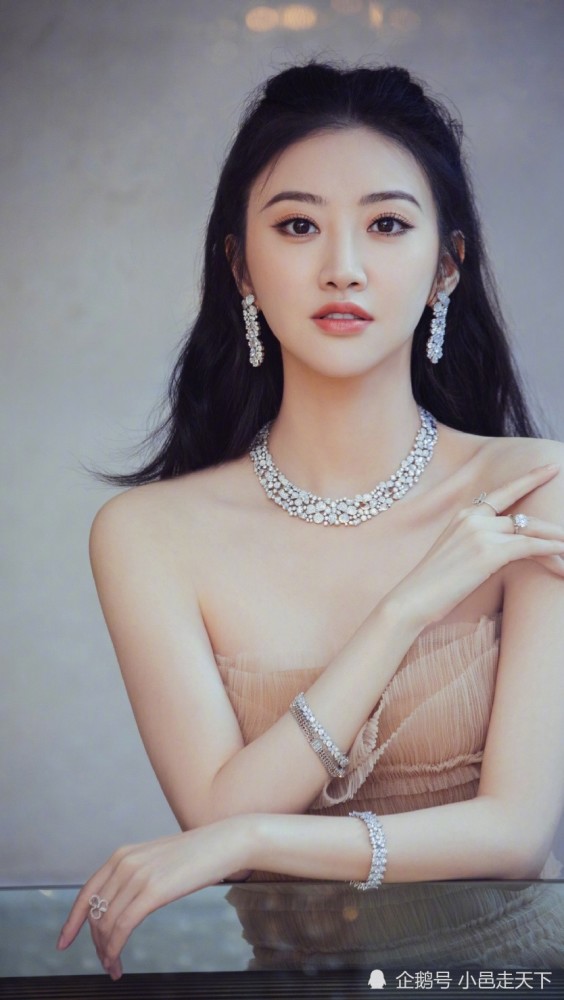 景甜第6期优雅性感珠宝展写真