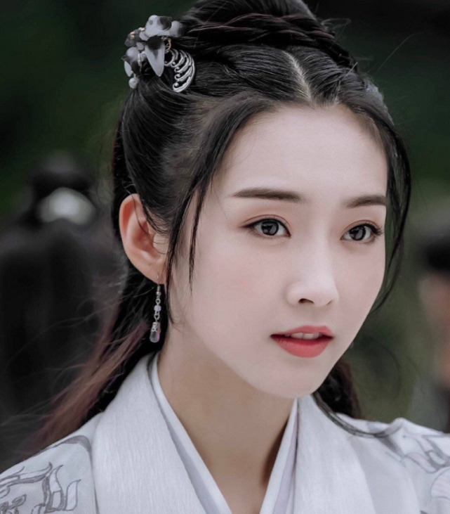 杨夏筹拍陈情令的时候因为王一博的一个举动让蓝忘机这个角色定下了