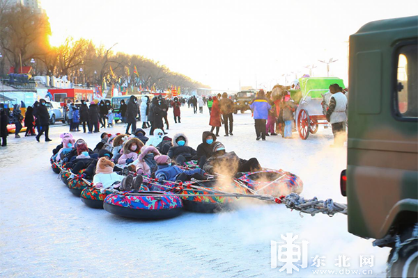 哈尔滨松花江冰雪嘉年华喊你免费玩冰滑梯!