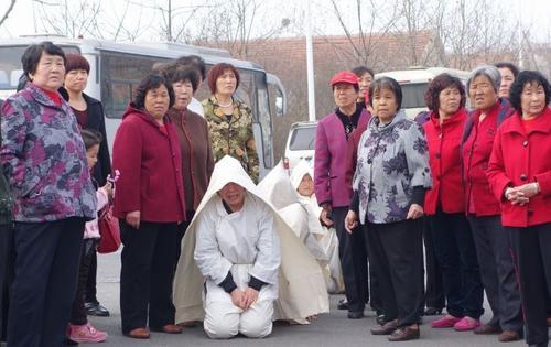 3,破孝讲求什么关系的人穿什么样的孝服,而"分配"孝服也有一定的礼节.