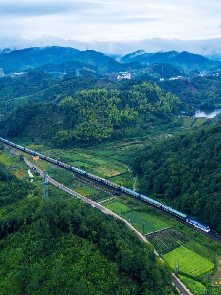 而在铁路时代 金华是浙赣铁路与金温铁路的交汇地,成为浙江除省会