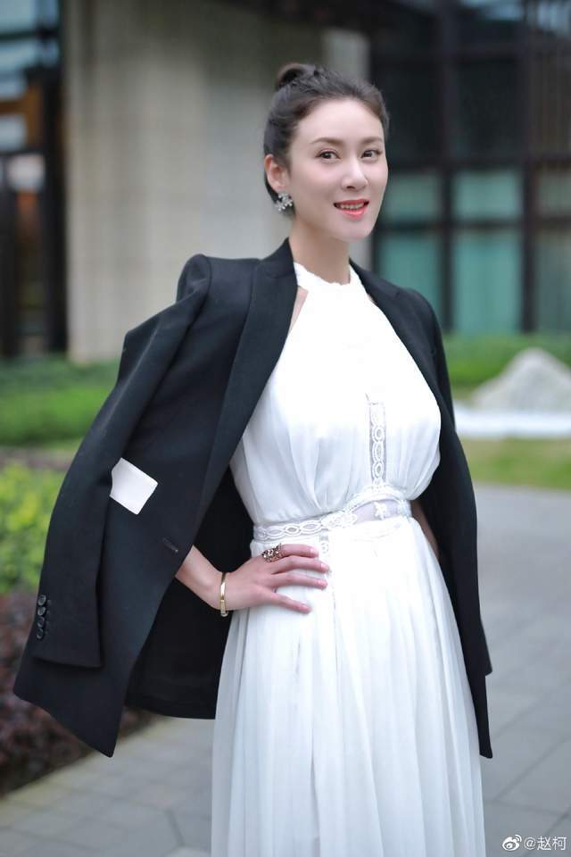 《新三国》中饰演美女小乔,虽然小乔这个角色让赵柯获得搜狐夏季电视