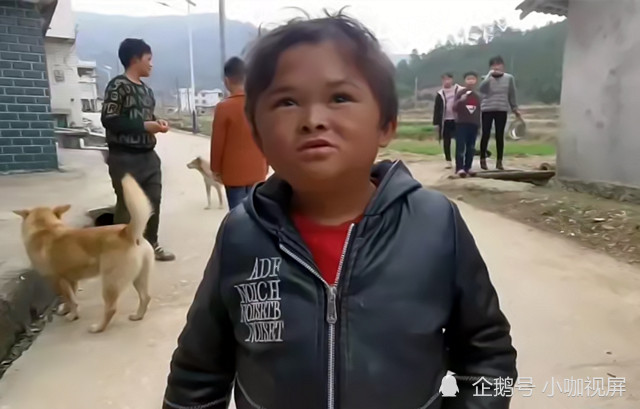 没有美女保姆陪伴,黑得像"小泥鳅