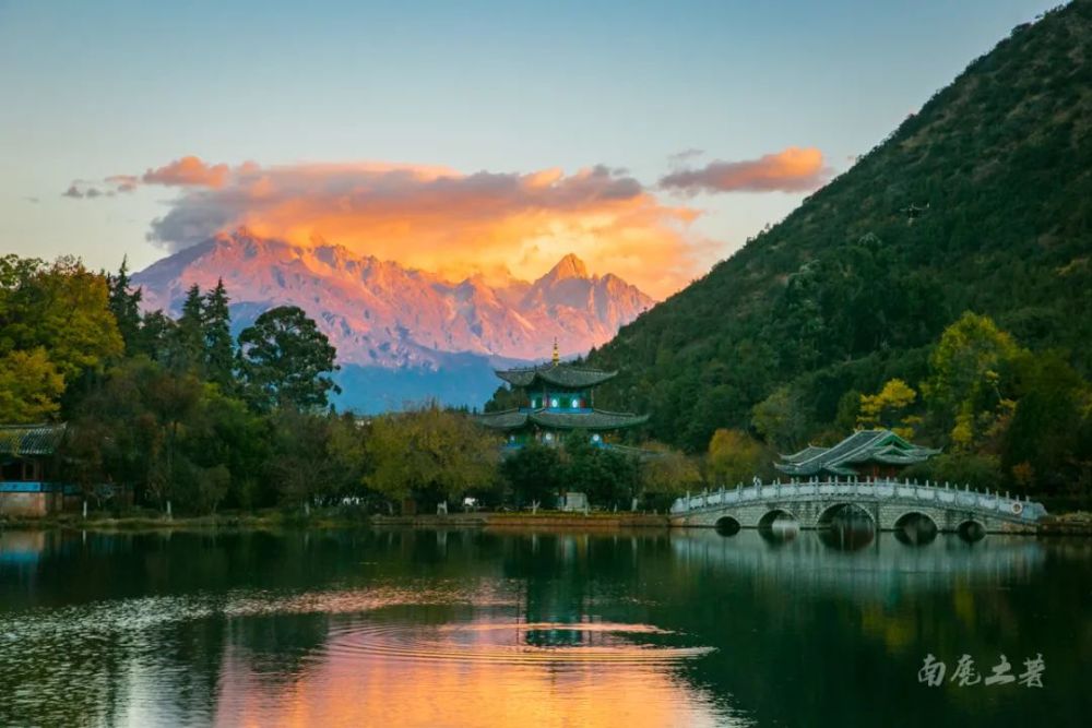 雪山日出