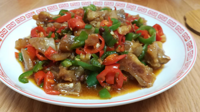 我做的这个炒牛蹄筋,比较快速,既有肉又有蔬菜(青椒段,还挺下饭,对我