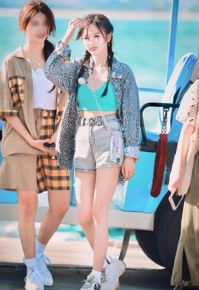 吴宣仪超短裤双马尾出街简直就是街上最亮的靓女
