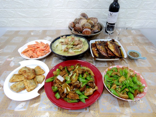 请老爸老妈吃饭,六菜一汤朋友圈齐点赞,老爸:差评,太
