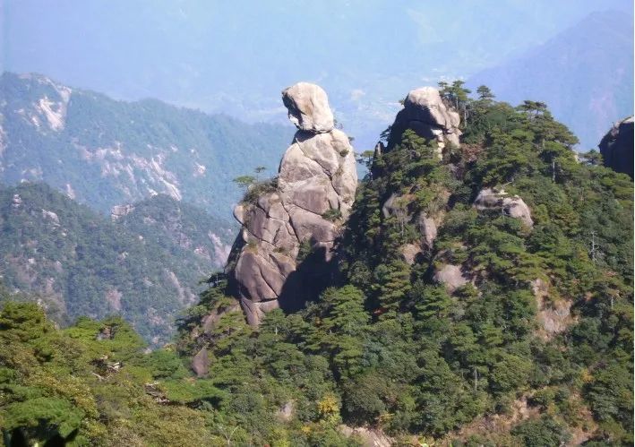 巫山神女峰pk三清山女神峰,您更欣赏哪一个?