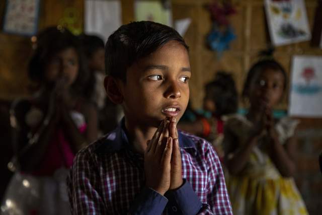 印度贫困人口现状,贫民窟拾荒儿童的处境让人心酸