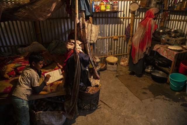 印度贫困人口现状贫民窟拾荒儿童的处境让人心酸
