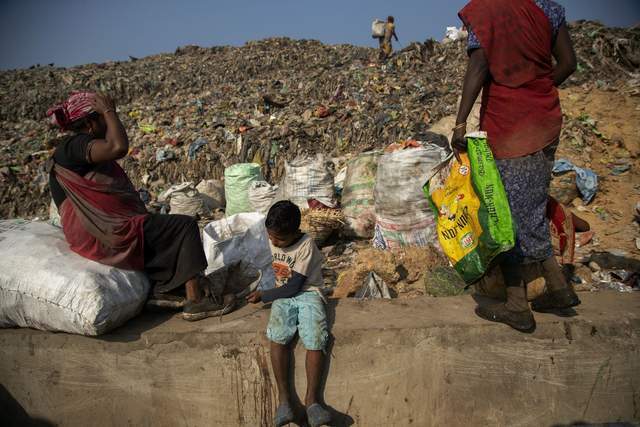 印度贫困人口现状,贫民窟拾荒儿童的处境让人心酸