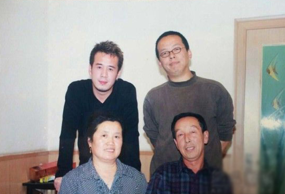 小时候,因为父母全都忙于工作,杨坤就扛起了照顾弟弟的责任,兄弟俩