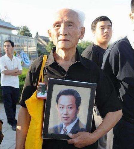 11年前罗京临终前给妻子发了两个字父亲来到央视宿舍老泪纵横