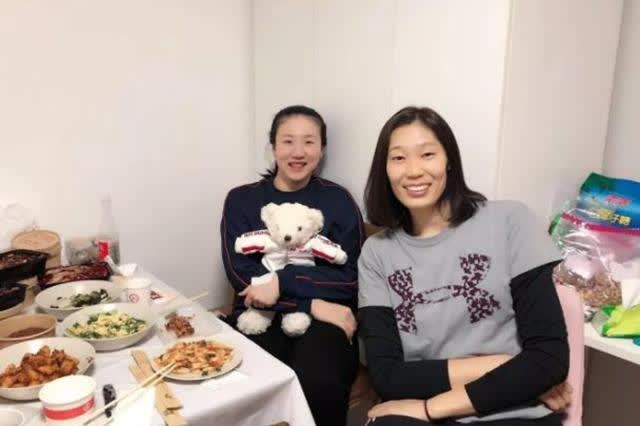 朱婷携好友串门!惠若琪盛情款待老公亲自下厨,连国菜都上了