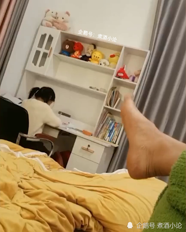 11岁女孩开学前疯狂补作业,网友表示:满眼都是自己的影子