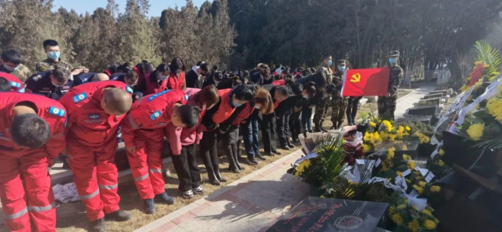 兰州市社会各界纪念"卫国戍边英雄"陈红军烈士,百名志愿者在烈士墓前