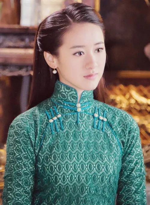袁冰妍还很适合穿着旗袍,有一种大家闺秀的感觉 她把刘海梳下来就能