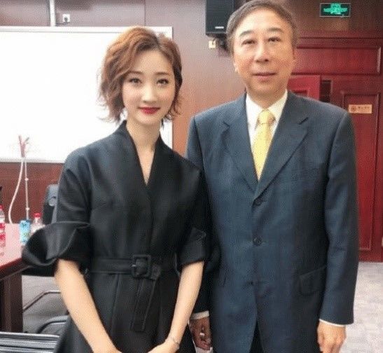 63岁冯巩一家近照曝光,妻子美貌动人,35岁儿子长相让人一言难尽