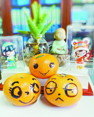 松柏二小的老师拿到画着笑脸的橘子,寓意"吉兆". (受访者供图)
