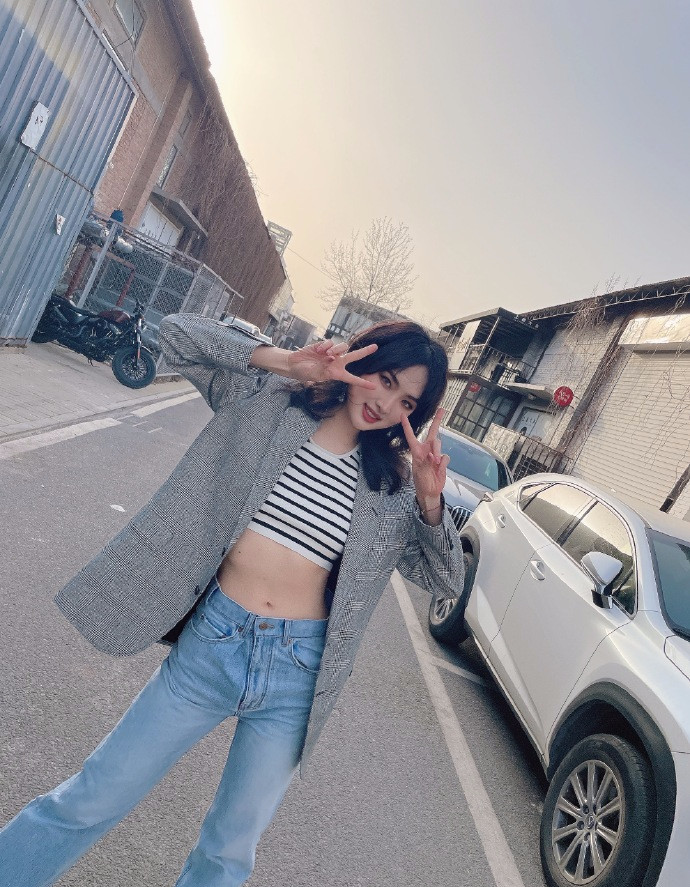 姚安娜穿露脐装秀好身材,网友批妆容显老:23岁看起来像32岁