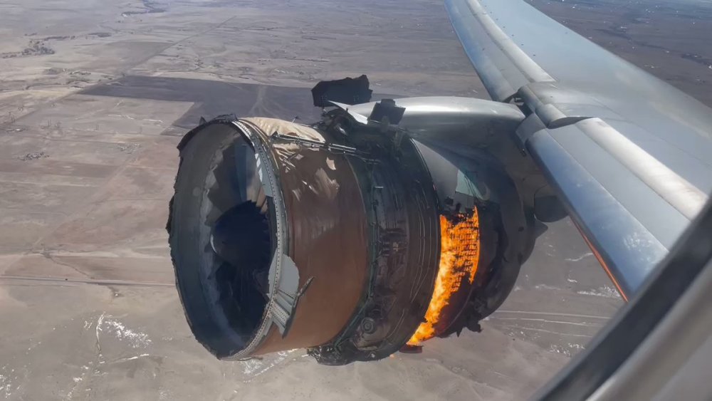 起飞后不久发动机出现故障,并在空中爆炸燃烧,不少飞机碎片从空中洒落