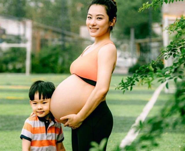 刘璇挺着孕肚倒立做“一字马”，儿子惊喜出镜，母子俩互动太有爱