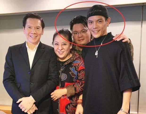 71岁向华强庆生,一家四口其乐融融不见向佑,郭碧婷变回黑长直