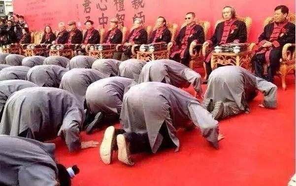 鹿鸣君因反对集体磕头被追杀孝子贤孙你们疯了