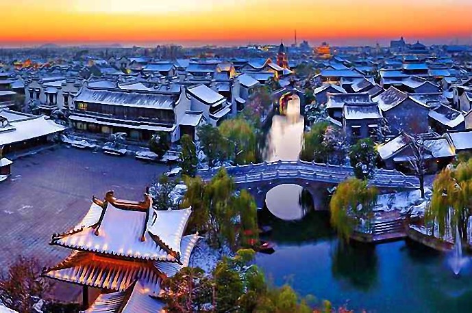 地理位置优越的台儿庄古城,城内著名景点众多,还可以乘船游玩