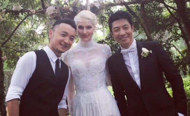 网友偶遇撒贝宁一家四口,洋妻子李白身高抢镜,小撒自曝常被欺负