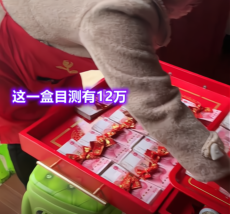 贵州一女孩晒彩礼,20多万现金引吐槽,本人亲自下场"怼"网友