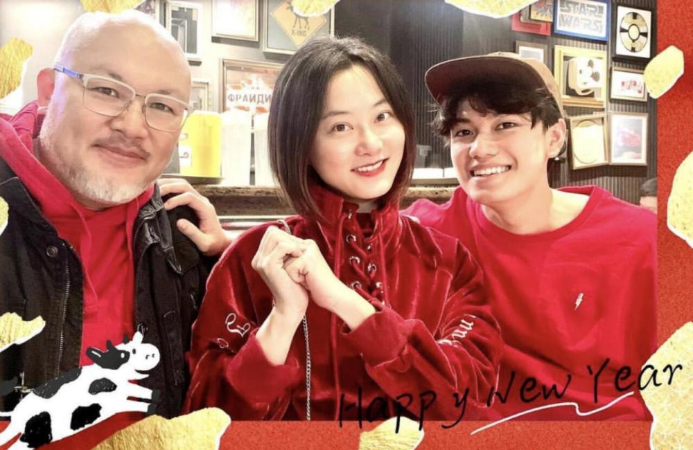 赵小侨官宣怀孕后,素颜挺孕肚送继子上学,54岁刘亮佐白发长胡子显老