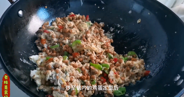 老陈做安徽宿迁特色美食酱豆炒鸡蛋,入味鲜香又下饭,拌饭更过瘾
