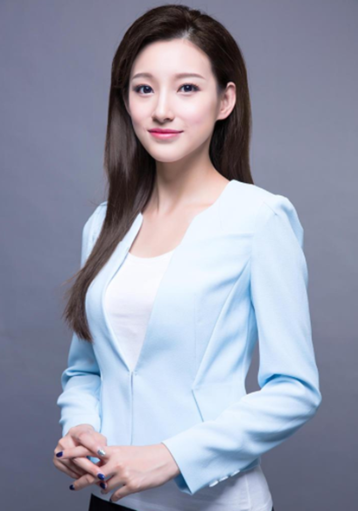 董卿接班人马凡舒,走秀时泳装滑落,淡定走完全程:谁爱看谁看_腾讯新闻