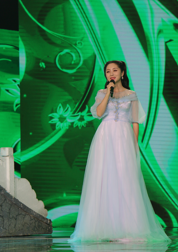 歌手云飞妻子真不错,淡蓝色纱裙秀精致身姿,这气质才叫千娇百媚