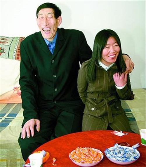内蒙巨人鲍喜顺身高236米不顾医生劝告坚持生娃现今咋样了