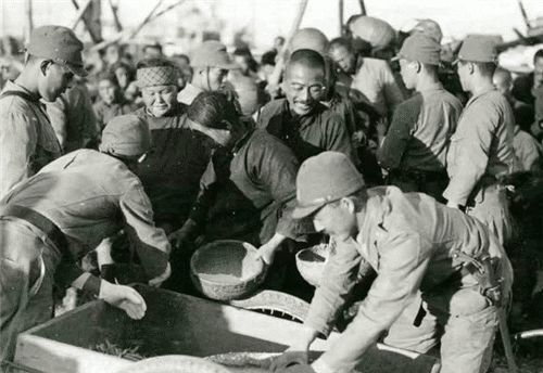 抗战时,日本人为什么喜欢塞糖给小孩吃?血的教训我们